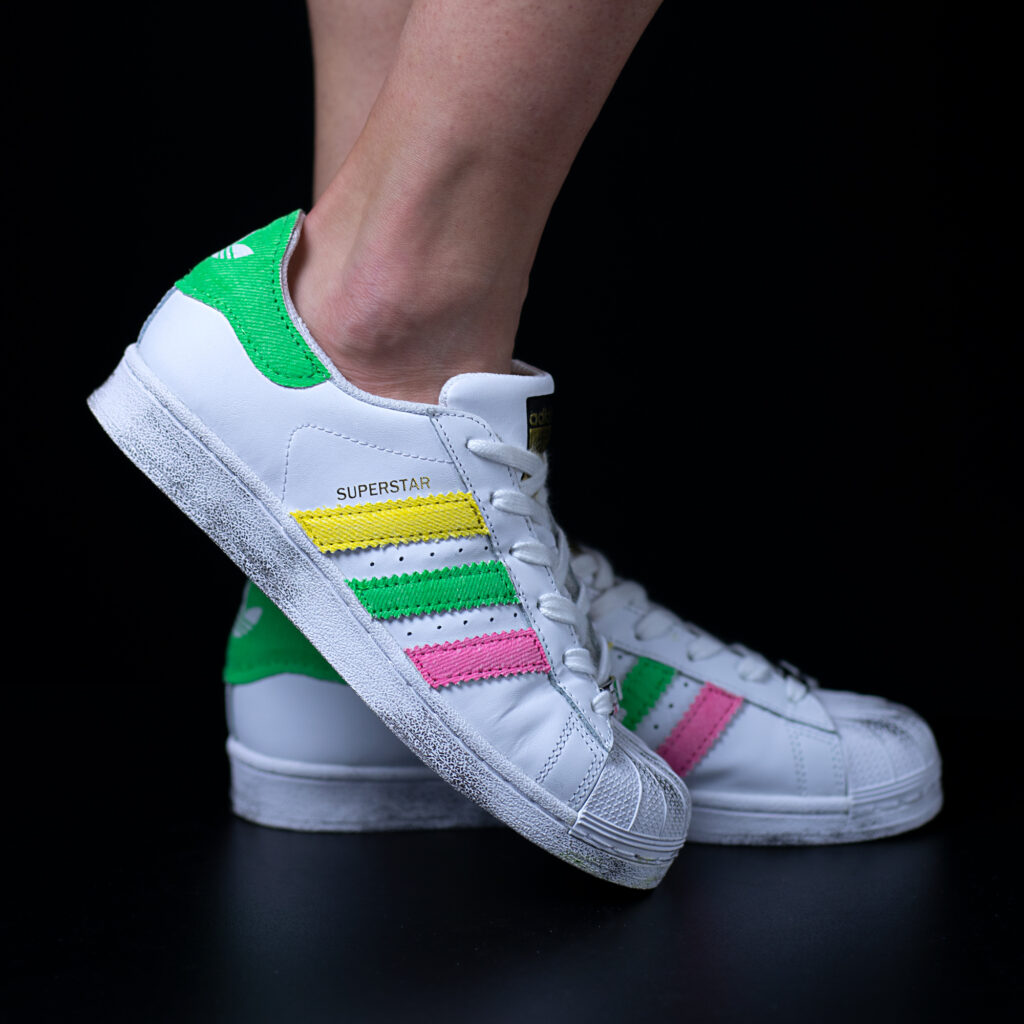 superstar happy adidas sneakers personalizzate jeans da dressed