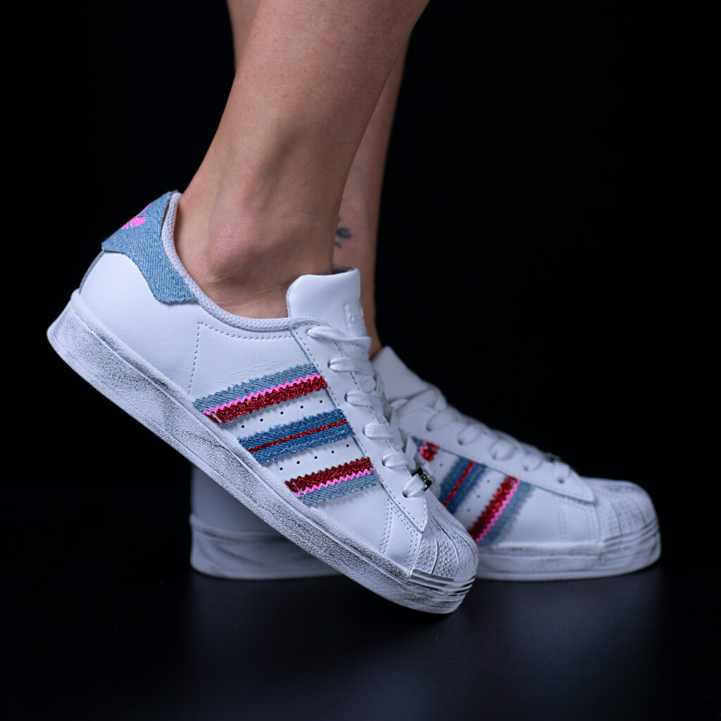 superstar raspberry adidas sneakers personalizzate jeans glitter da dressed